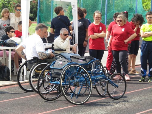 Albisola, presentate nuove carrozzine sportive: il progetto AlbiAlbilia per l'inclusione di disabili e migranti attraverso lo sport (FOTO E VIDEO)