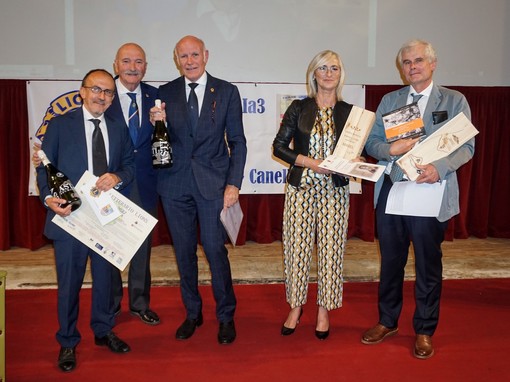 Nella foto (da sinistra): Massimo Schilirò (premiato per la prefazione alla riedizione de "La Luna e i Falò");