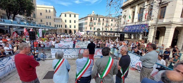 La protesta contro il rigassificatore non si placa: "È un progetto voluto dalla Regione, Toti l'ha fatto suo" (FOTO)
