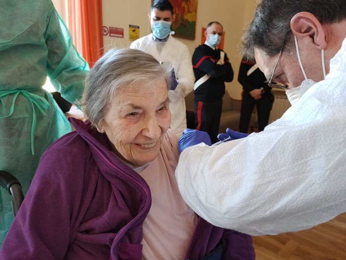 Vaccine day, primi vaccinati anche nella rsa Villa Marta di Betania a Genova Vaccine day, primi vaccinati anche nella rsa Villa Marta di Betania a Genova