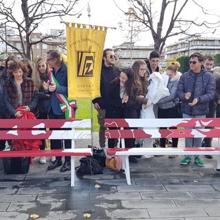 Albenga: due panchine in piazza Enzo Tortora per dire no alla violenza sulle donne