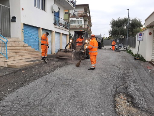 Al via i lavori di asfaltatura ad Albissola. Silvestro: "Intervento da 50 mila euro per migliorare la viabilità stradale" Al via i lavori di asfaltatura ad Albissola. Silvestro: "Intervento da 50 mila euro per migliorare la viabilità stradale"