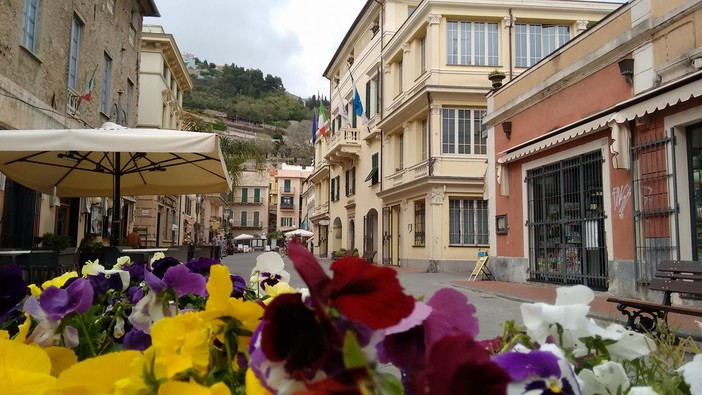 Pietra Ligure, nuovo look per la piazza del Comune Pietra Ligure, nuovo look per la piazza del Comune