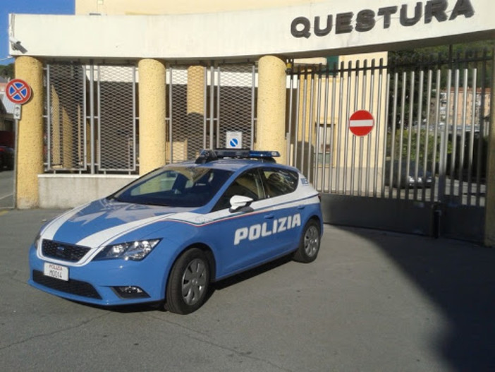 Savona, controlli in città da parte della Polizia di Stato: identificate una trentina di persone, controllati diversi veicoli