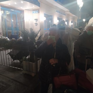 Coronavirus: trasferiti in serata i primi ospiti dell'hotel 'Al Mare' di Alassio (FOTO) Coronavirus: trasferiti in serata i primi ospiti dell'hotel 'Al Mare' di Alassio (FOTO)