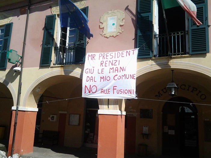 "Renzi, giù le mani dal mio Comune": protesta del sindaco Camiciottoli di Pontinvrea