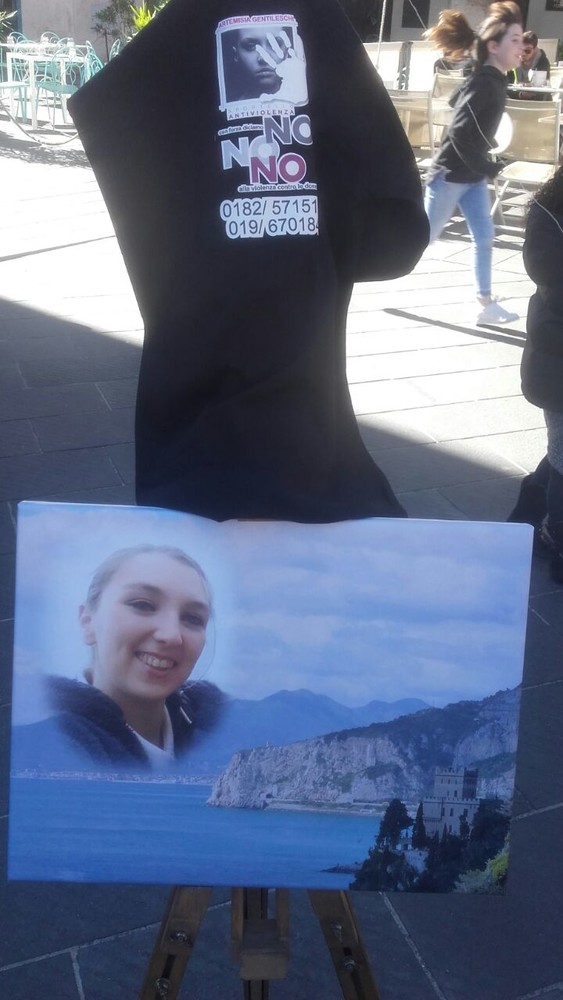 Il volo di migliaia di palloncini per Janira commuove Finale Ligure (FOTO e VIDEO) Il volo di migliaia di palloncini per Janira commuove Finale Ligure (FOTO e VIDEO)