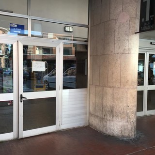 Degrado ad Albenga, il consigliere Ciangherotti: "Danneggiate da mesi le tre porte per accedere all'atrio della stazione"