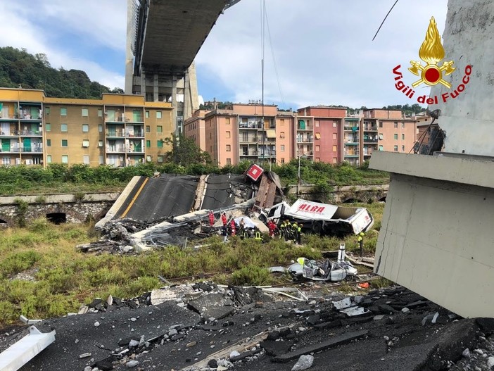 “Non sapevamo se la galleria fosse un rifugio sicuro”: il racconto di Luca e Debora, saluzzesi in auto sul ponte dell’A10 crollato nel vuoto (FOTO e VIDEO)