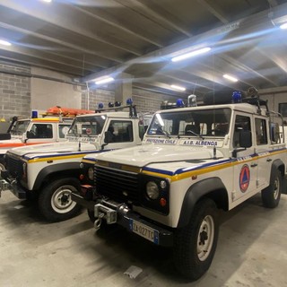Albenga, auto bloccata dall’acqua in via del Cristo: portati in salvo un papà con due bambini