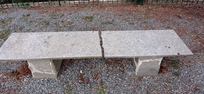 Vandali in azione ad Albisola: danneggiata panchina nel parco Zambellini (FOTO) Vandali in azione ad Albisola: danneggiata panchina nel parco Zambellini (FOTO)