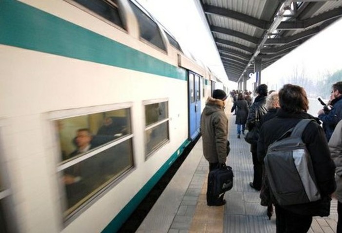 Frana Andora, pendolari sul piede di guerra:"Noi con abbonamento Intercity senza posto garantito e rimborso"
