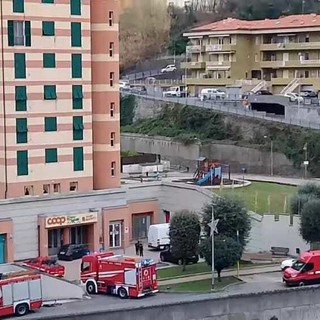 Varazze, fumo nei pressi del centro commerciale: Vigili del fuoco mobilitati