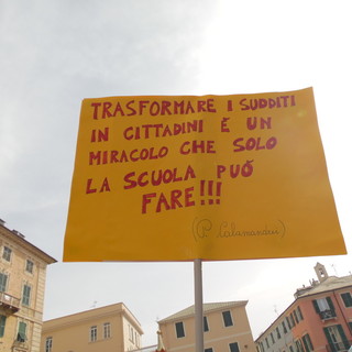 La vera scuola scende in piazza: a Savona studenti e insegnanti contro la riforma del Governo Renzi