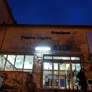 Tenta di rapinare una donna alla stazione di Pietra Ligure, aggredendo lei e i militari intervenuti: 25enne arrestato Tenta di rapinare una donna alla stazione di Pietra Ligure, aggredendo lei e i militari intervenuti: 25enne arrestato