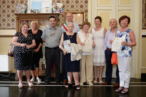 Alassio, il Sindaco Canepa premia i turisti per la loro fedeltà alla Città del Muretto Alassio, il Sindaco Canepa premia i turisti per la loro fedeltà alla Città del Muretto