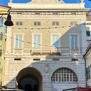 Savona, la facciata di Palazzo Gavotti è libera dai ponteggi. Il sindaco: "In primavera verrano effettuati gli ultimi interventi"