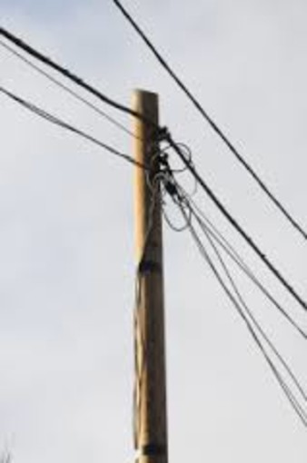 Villanova d'Albenga: zona industriale ancora isolata, ancora in corso l'intervento sui pali della Telecom