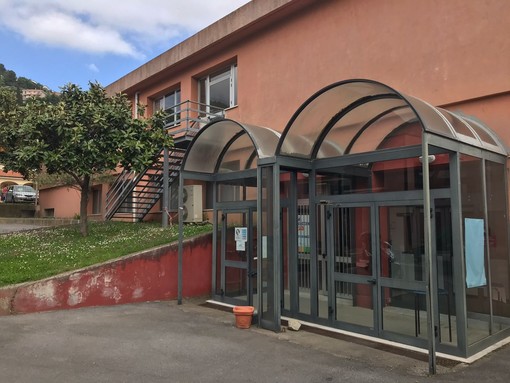 La Val Maremola pronta a vaccinare i suoi cittadini a Tovo: lunedì apre l'hub del Salone delle Feste La Val Maremola pronta a vaccinare i suoi cittadini a Tovo: lunedì apre l'hub del Salone delle Feste
