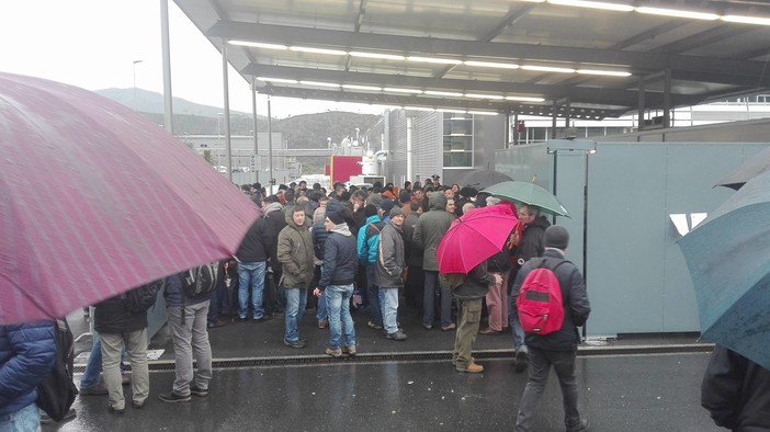Prosegue la protesta alla Piaggio: presidio dei lavoratori davanti ai cancelli di Villanova Prosegue la protesta alla Piaggio: presidio dei lavoratori davanti ai cancelli di Villanova