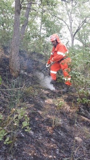 Albenga: i volontari della Protezione Civile in sostegno sull'incendio a Pietrabruna