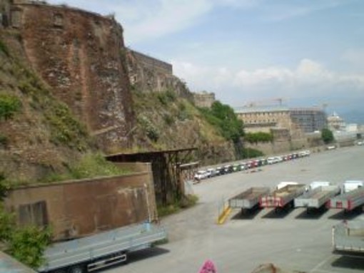 Savona, volo di 10 metri dal muraglione: suicidio? Savona, volo di 10 metri dal muraglione: suicidio?