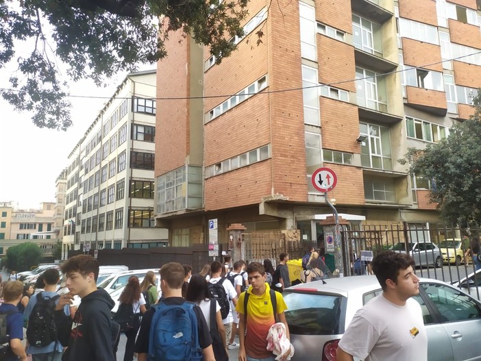 Scuola, Toti agli studenti liguri: "Emozione e curiosità vi accompagnino sempre"