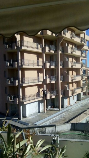 Albenga, occupazione abusiva delle palazzine di via Carloforte. Cittadini Stanchi e CISA: "Chiesto un tavolo sulla sicurezza al più presto" Albenga, occupazione abusiva delle palazzine di via Carloforte. Cittadini Stanchi e CISA: "Chiesto un tavolo sulla sicurezza al più presto"