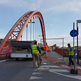 Albenga, terminata la fase di verniciatura della parte alta del Ponte Viveri: ora si smontano le impalcature Albenga, terminata la fase di verniciatura della parte alta del Ponte Viveri: ora si smontano le impalcature