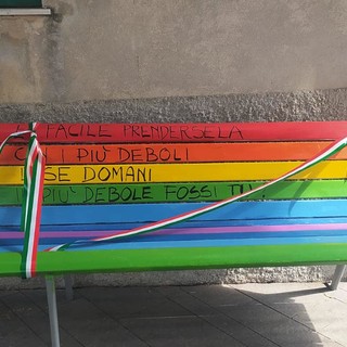 "Don't bully, be happy", a Vado inaugurate le panchine contro il bullismo, cyberbullismo e i femminicidi (FOTO)