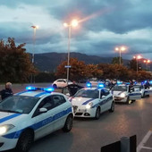 Albenga, agente intercetta una cessione di droga e viene poi aggredito: uomo arrestato dalla polizia locale