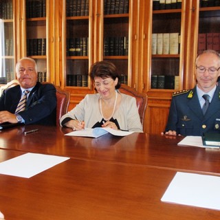 Savona, sottoscritto in Prefettura il protocollo sui sistemi di "video allarme-antirapina