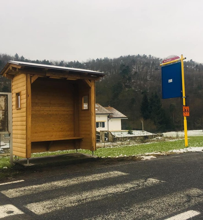 Plodio, posizionate le nuove pensiline per il trasporto pubblico locale (FOTO) Plodio, posizionate le nuove pensiline per il trasporto pubblico locale (FOTO)