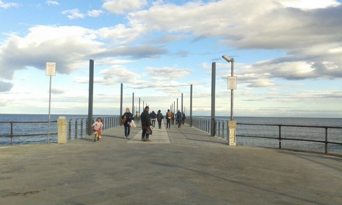 Alassio, via ai lavori per consolidare la berma alla base del Pontile Bestoso sul "buco" scavato dalle correnti