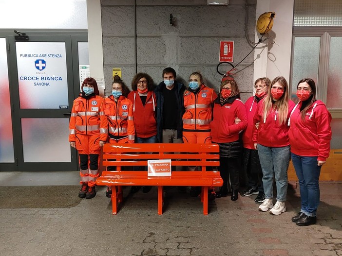 Savona, la Croce Bianca inaugura la panchina dell'alfabeto contro la violenza sulle donne (FOTO E VIDEO) Savona, la Croce Bianca inaugura la panchina dell'alfabeto contro la violenza sulle donne (FOTO E VIDEO)