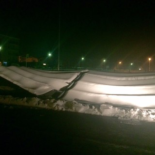 Carcare, crolla sotto il peso della neve una pensilina del supermercato Lidl