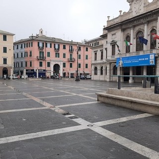 Assembramenti, spaccio e consumo di droga e alcol: via all'esposto dei residenti in piazza Sisto a Savona