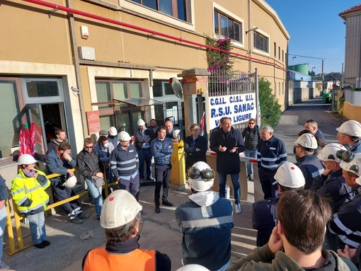 Crisi Sanac, sciopero davanti allo stabilimento di Vado: "Da strategici a invisibili, la politica batta un colpo" (FOTO e VIDEO) Crisi Sanac, sciopero davanti allo stabilimento di Vado: "Da strategici a invisibili, la politica batta un colpo" (FOTO e VIDEO)