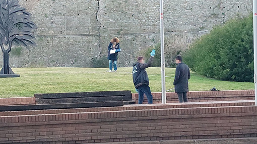 Spara dalla finestra, revocato dalla Polizia il porto d'armi: trovato per strada anche un barattolo con dei fori