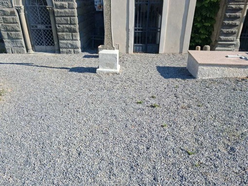 Cosseria, cimitero ripulito dal verde infestante: intervento a mano senza diserbanti per tutelare marmi e tombe