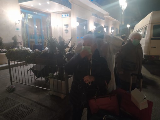 Coronavirus: trasferiti in serata i primi ospiti dell'hotel 'Al Mare' di Alassio (FOTO)