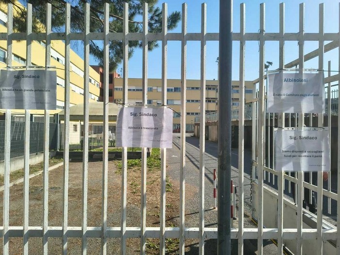 Recinzione nel parco giochi di Albisola, il sindaco: "La sicurezza dei bambini è e resta una priorità dell'amministrazione" Recinzione nel parco giochi di Albisola, il sindaco: "La sicurezza dei bambini è e resta una priorità dell'amministrazione"