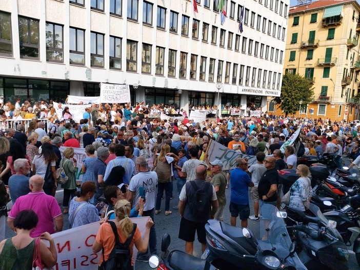 Rigassificatore, Rete savonese fermiamo le fonti fossili: "Savonesi nuovamente presi in giro, la nave rimarrà per 27 anni" Rigassificatore, Rete savonese fermiamo le fonti fossili: "Savonesi nuovamente presi in giro, la nave rimarrà per 27 anni"