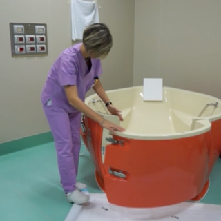 La prima "nata dall'acqua" a Mondovì è la piccola Aurora di Cairo Montenotte (VIDEO)