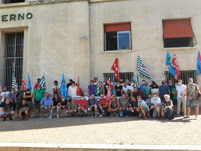 Sciopero generale lavoratori servizi ambientali, presidio davanti alla Prefettura di Savona: "Contro una politica sorda che risponde solo alle logiche di pochi"