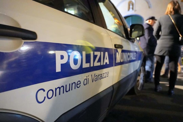 Accesa lite in passeggiata a Varazze, la polizia locale ferma un uomo: era irregolare