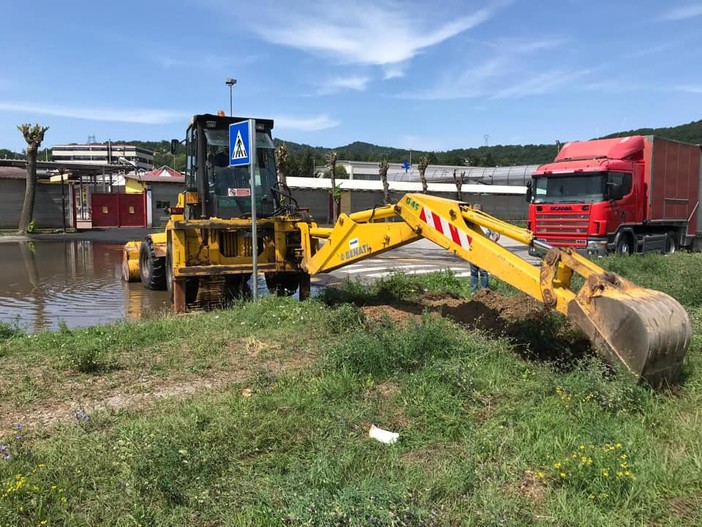 Millesimo, grossa pozza d'acqua in via Mameli: tecnici al lavoro (FOTO)