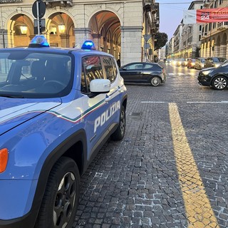 Fermato con della cocaina e una pistola a salve senza tappo rosso, a casa nascondeva altra droga: arrestato