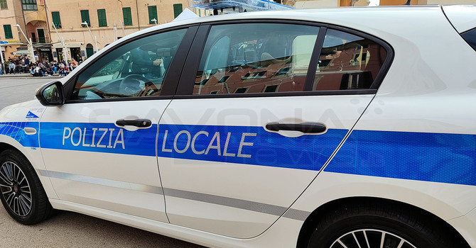 Spacciava spostandosi in auto con targhe contraffatte e senza patente: arrestato a Finale, dalla Polizia locale, un 30enne