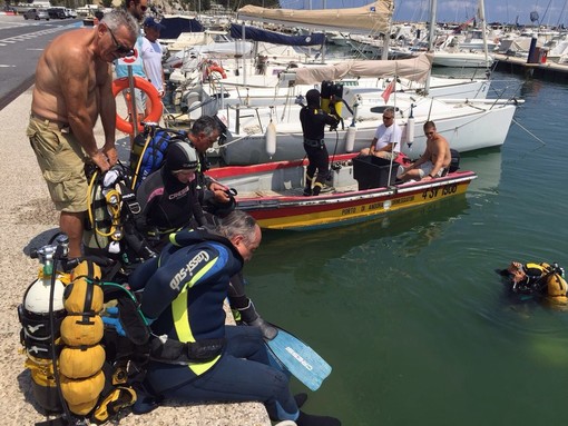 Pulizia dei fondali nel porto di Andora Pulizia dei fondali nel porto di Andora